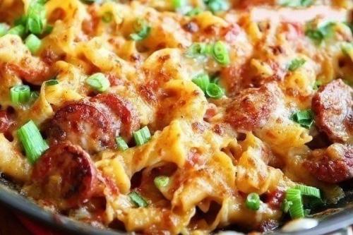 Паста с пряными колбасками.
