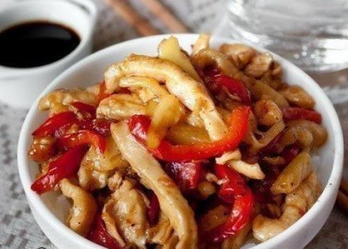 Курица стир - фрай с кисло-сладком соусе. Курица стир - фрай с кисло-сладком соусе.