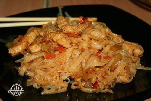 Филе с рисовой лапшой, овощами и соусом терияки.