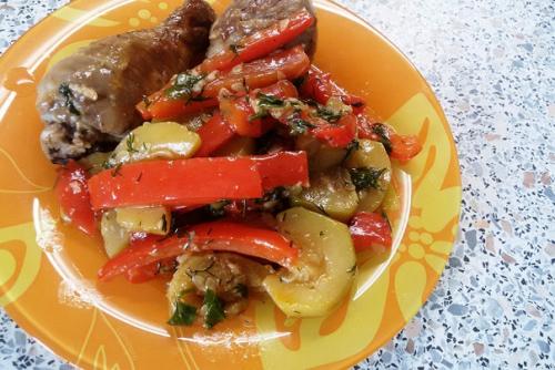 Теплый салат из кабачков и перца.

