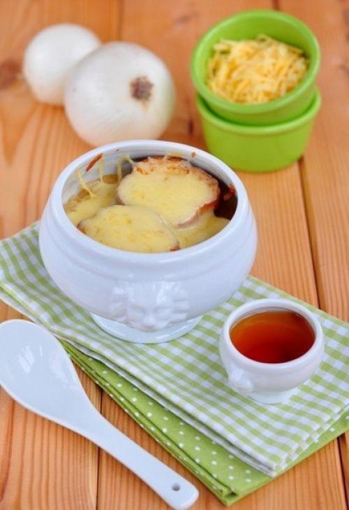 Французский луковый суп с коньяком.