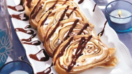 Рулетики из блинчиков с творожно - банановым кремом.