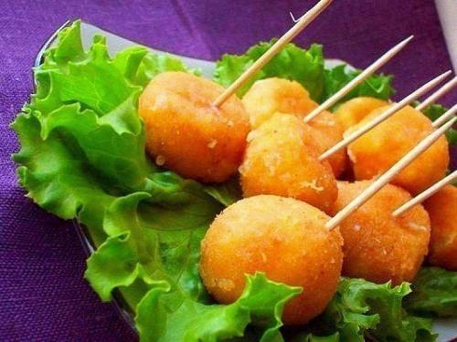 Сырные шарики жареные с чесноком. Сырные шарики жареные с чесноком.