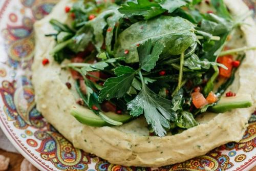 Хумус из авокадо с рукколой и помидорами.