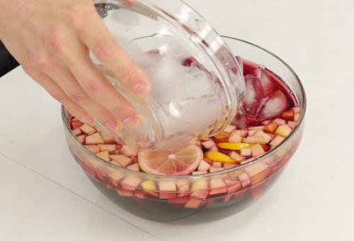 Сангрия.

Ингредиенты: 
Красное сухое вино 750 мл.
