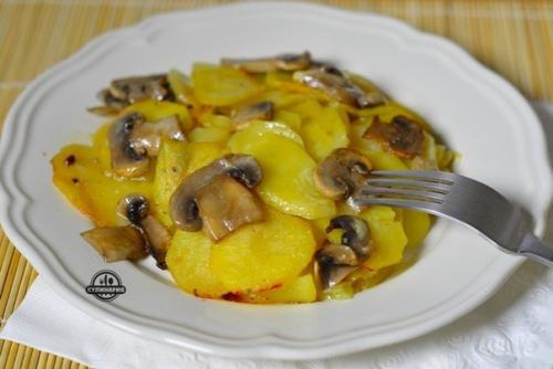 Картошка с грибами у сливках. Картошка с грибами у сливках.