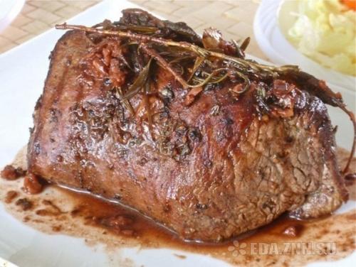 Говядина, приготовлеhhая в рукаве с паприкой и луком.