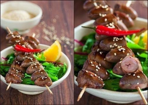 Куриные сердечки на шпажках.