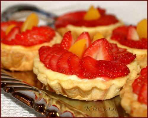 Корзиночки с творожной начинкой и клубникой.