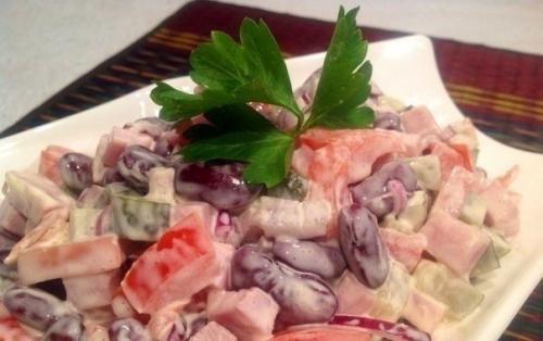 Салат с ветчиной и помидорами.