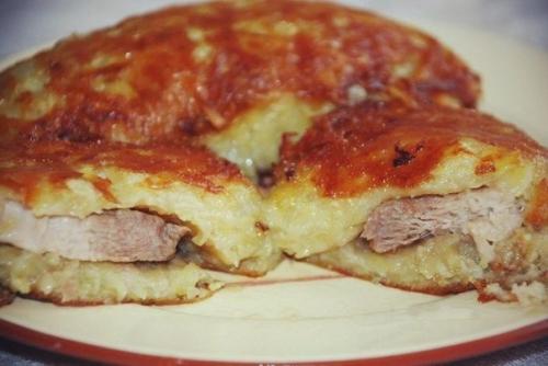 Мясо в картофельной корочке.