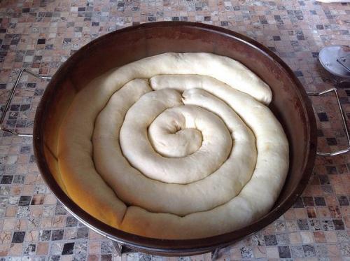 Пирог улитка с вишней.