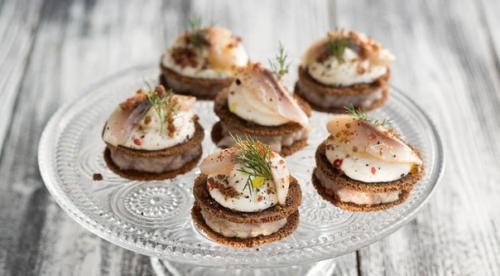 Закусочные шарлотки с сельдью и сметанным кремом.
