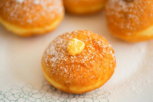 Персиковые медальоны с ванильным кремом.
