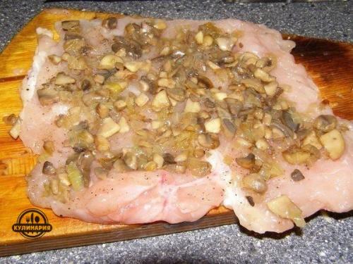 Куриные рулетики с грибами и сыром в сметанном соусе.