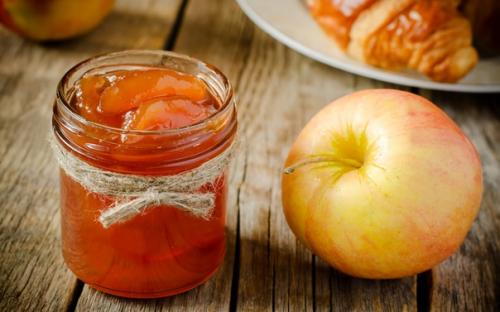 Яблочное варенье, прозрачное и душистое.