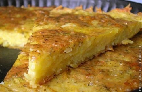 Запеканка из тертого картофеля с сыром и чесноком.

