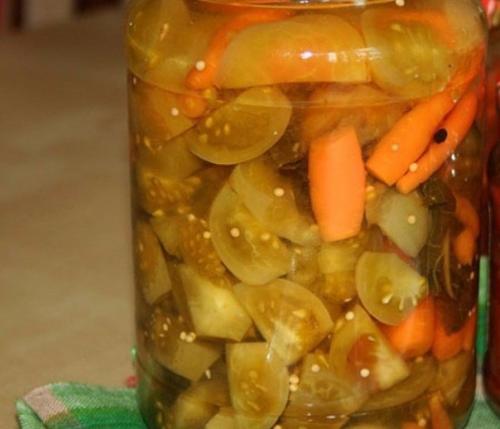 Зеленые помидоры маринованные с морковью.