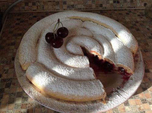 Пирог улитка с вишней.