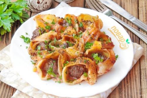Макароны с мясом под соусом.
