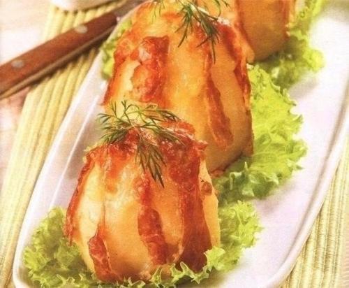 Картофель, запеченный в фольге с сыром и ветчиной.