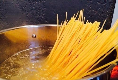 Спагетти с курицей в томатном соусе. 07