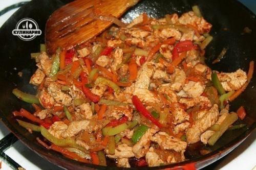 Филе с рисовой лапшой, овощами и соусом терияки. 02