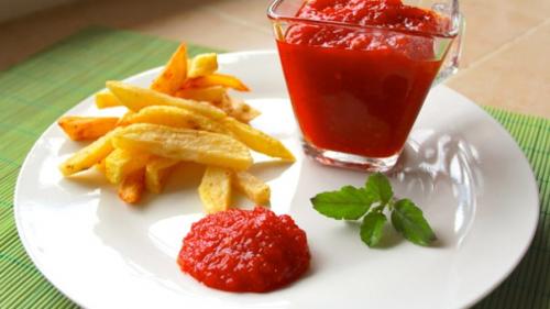 Кетчуп.  Ингредиенты:   - 1 кг помидоров (18 маленьких помидоров);.