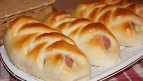 Сосиска с картофелем в тесте.