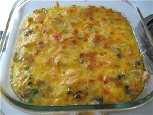 Рисовая запеканка с куриной грудкой, грибами и овощам.

