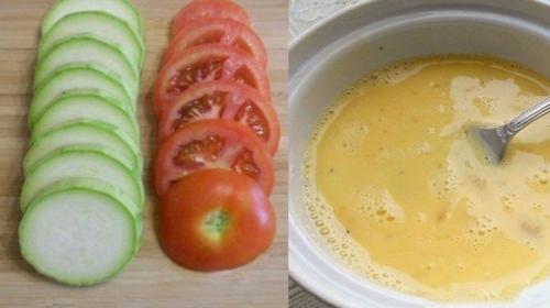 Я режу кружочками кабачки и помидоры, добавляю яйцо …. Я режу кружочками кабачки и помидоры, добавляю яйцо ….