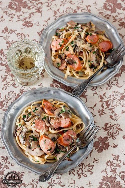 Сливочная паста с грибами и охотничьими колбасками.