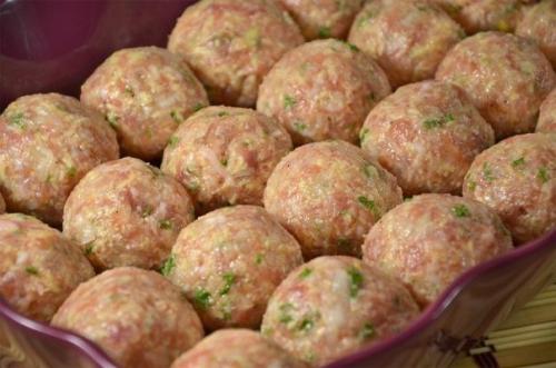Американские тефтельки?   - 500 г мясного фарша (идеально подойдет смесь из свинины и куриного Филе, но можно использовать и говяжий фарш);. 03