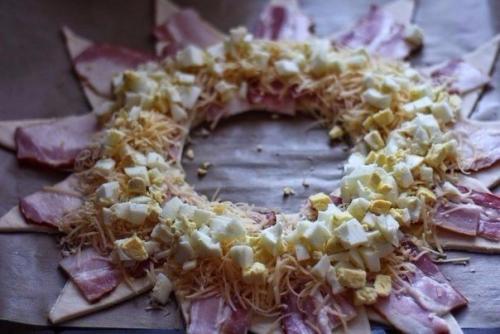 Пирог - венок с беконом, яйцами и сыром. 03
