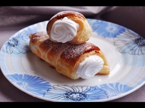 Трубочки с белковым кремом.