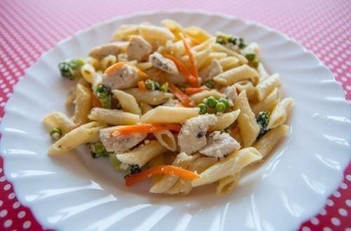 Паста с курицей, овощами и сливочным соусом. Паста с курицей, овощами и сливочным соусом.