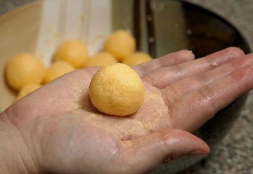 Сырные шарики.  Ингредиенты: 05