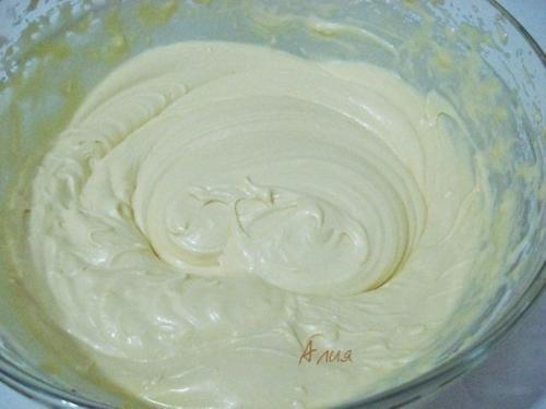 Торт Королевский.   Привлекло меня в этом тортике то, что два коржа (песочный и безе) выпекаются вместе! 04