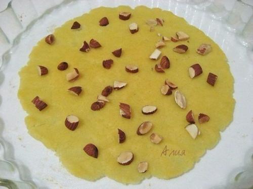 Торт Королевский.   Привлекло меня в этом тортике то, что два коржа (песочный и безе) выпекаются вместе! 01