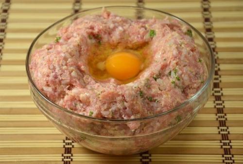 Американские тефтельки?   - 500 г мясного фарша (идеально подойдет смесь из свинины и куриного Филе, но можно использовать и говяжий фарш);. 02