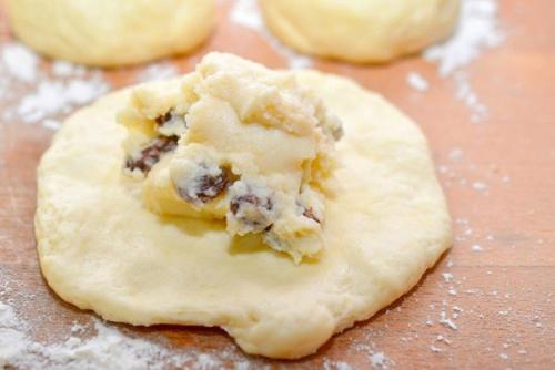 Пирожки с творогом и изюмом. 08