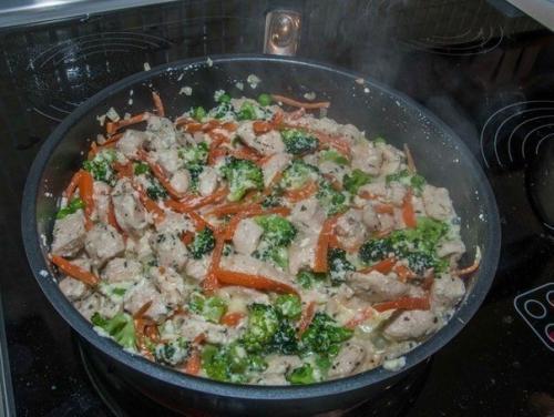 Паста с курицей, овощами и сливочным соусом. 05