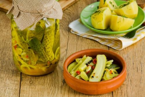 Острые маринованные огурцы с рукколой.