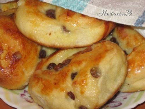Сливочные плюшки с изюмом и лимонным кремом.
