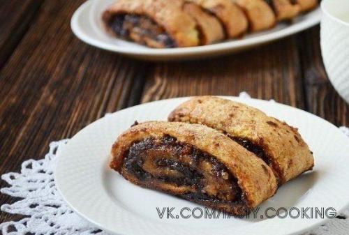 Творожное печенье - рулет с вареньем, орехами и изюмом. Творожное печенье - рулет с вареньем, орехами и изюмом.