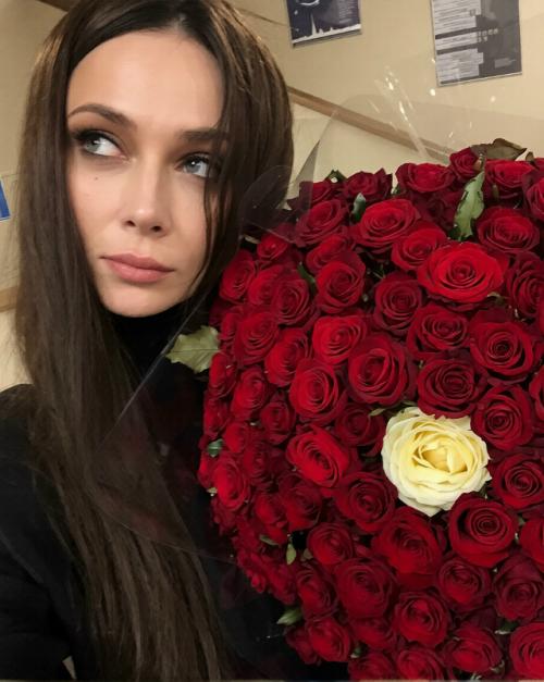Ненавижу. Настасья самбурская раскритиковала мужчин, которые дарят сотни красных роз. 01 Ненавижу. Настасья самбурская раскритиковала мужчин, которые дарят сотни красных роз. 01