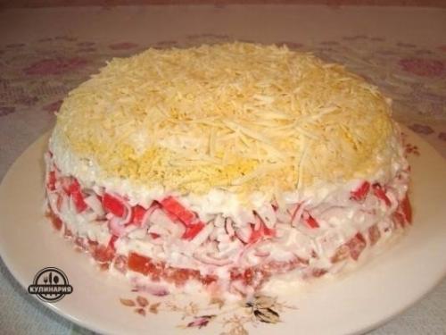 Салат из крабовыми палочками.