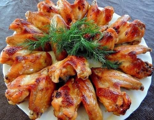 Куриные крылышки в медово - соевом соусе.