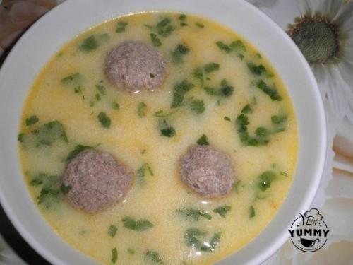 Сырный суп с фрикадельками.