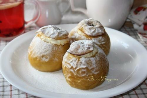 Запеченные яблоки с творогом и изюмом.

